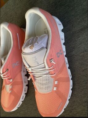 New On clouds Sneakers ins excellent condition Size US 11 Women